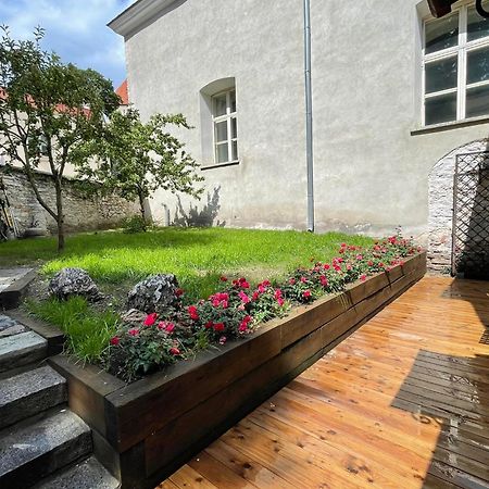 Historic Apartment With Private Garden In Old Town タリン エクステリア 写真