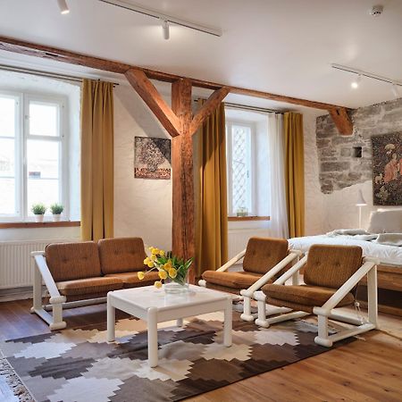 Historic Apartment With Private Garden In Old Town タリン エクステリア 写真