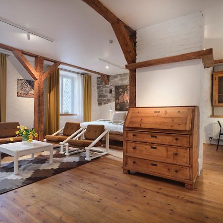 Historic Apartment With Private Garden In Old Town タリン エクステリア 写真
