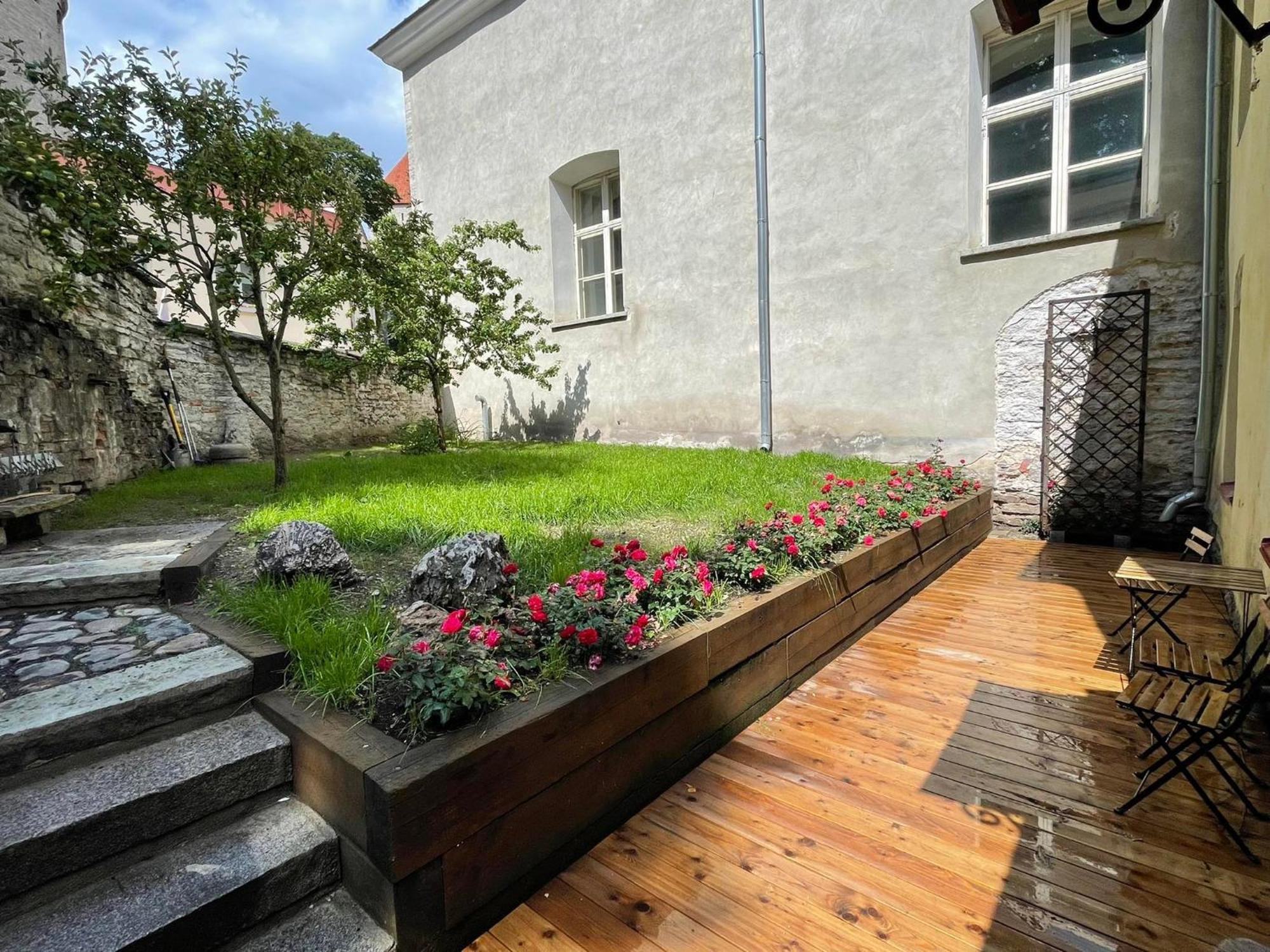 Historic Apartment With Private Garden In Old Town タリン エクステリア 写真